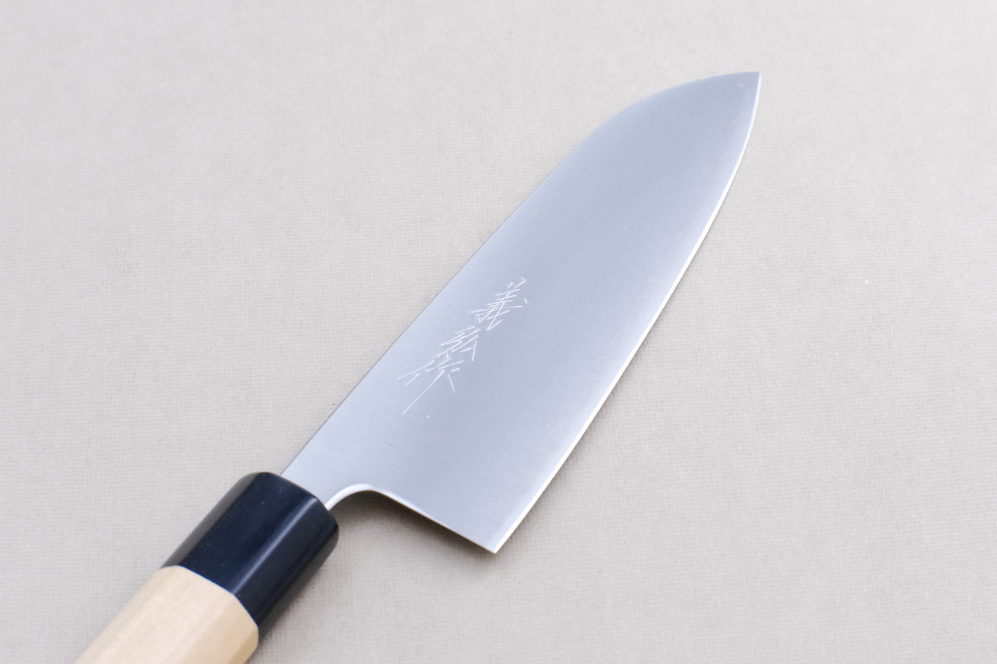 Yoshihiro roestvrijstalen aogami super santoku 165 met een achthoekige ho-houten en buffelhoornen handgreep