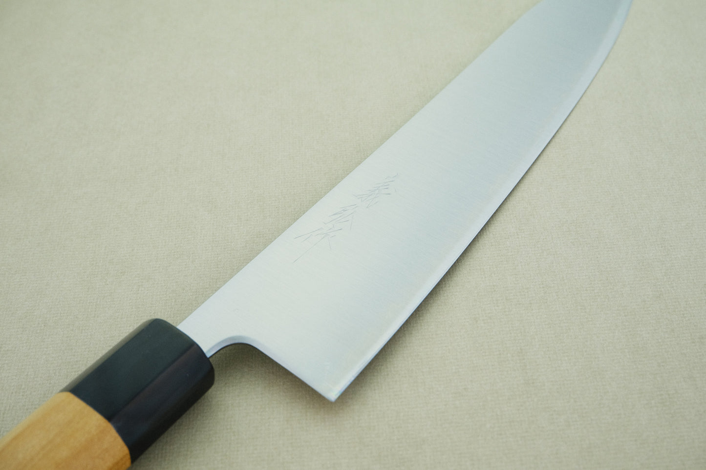 Yoshihiro roestvrijstalen aogami super gyuto 240 met een achthoekige ho-houten en buffelhoornen handgreep