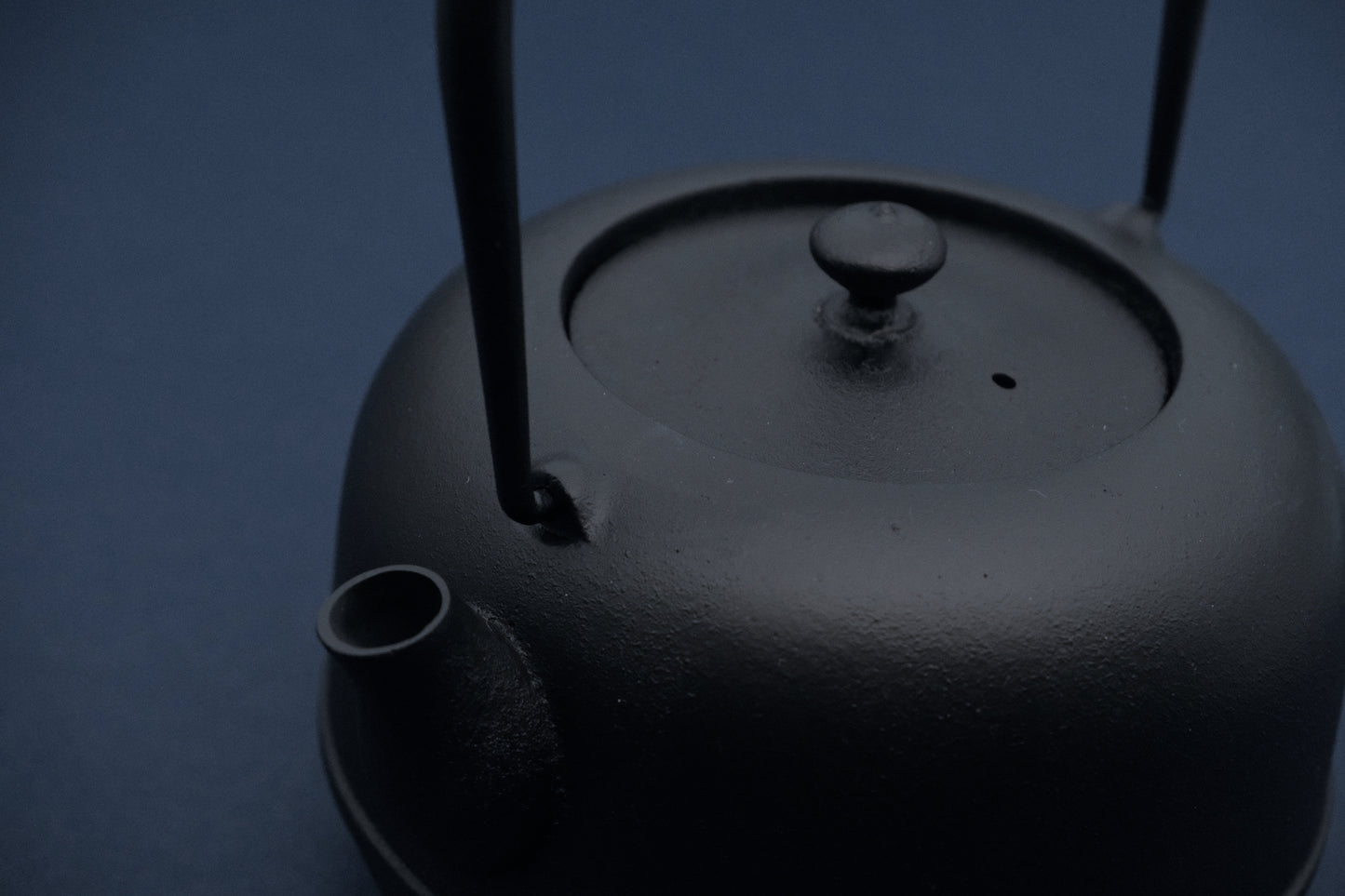 Azmaya Nambu tetsubin cast-iron kettle of 1 liter made by Oitomi in Iwate