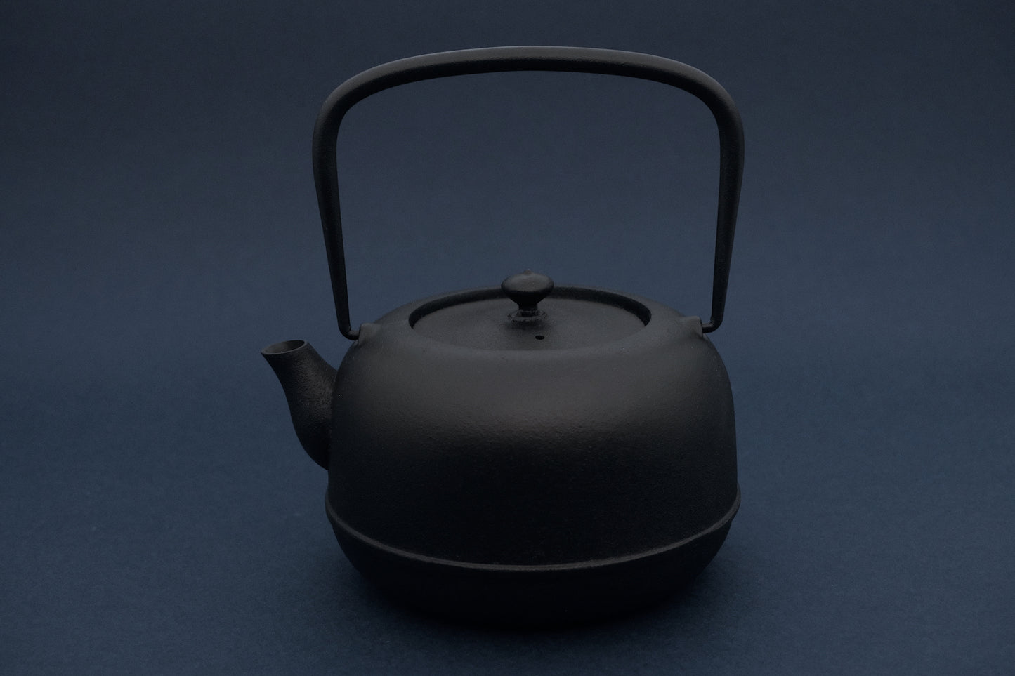 Azmaya Nambu tetsubin cast-iron kettle of 1 liter made by Oitomi in Iwate