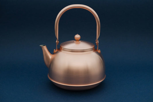 Azmaya copper kettle of 2.1 liters made by Shinkō Kinzoku in Niigata