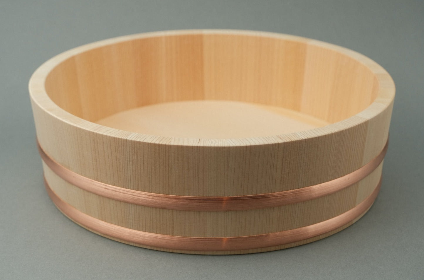 Hangiri rice mixing tub made of sawara cypress with a copper ring