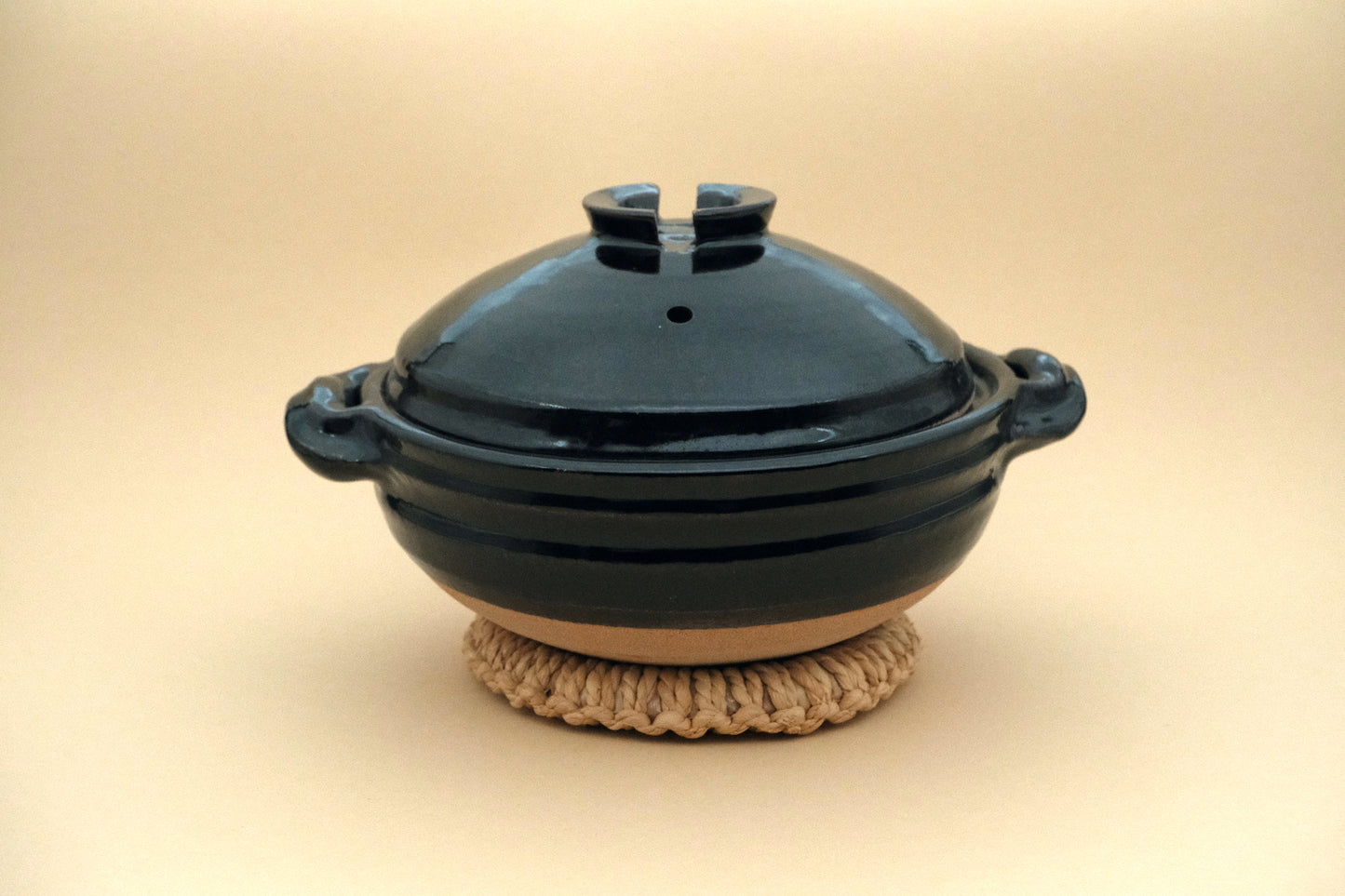 Azmaya Igayaki 24 cm donabe clay pot with a black glaze made at the Kōbō kiln in Mie