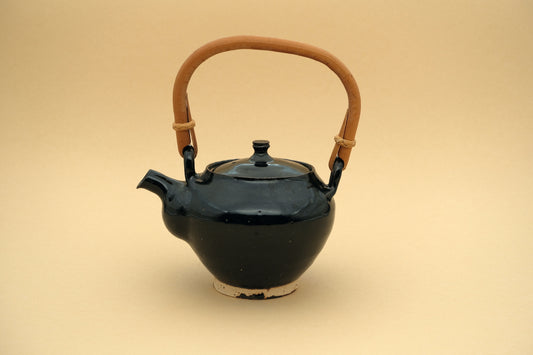 Azmaya Igayaki dobin teapot of 530 ml with a black glaze and a bamboo handle made at the Kōbō kiln in Mie