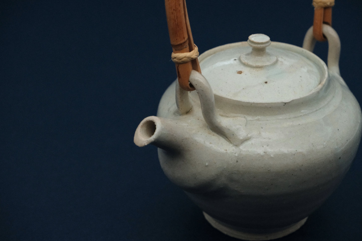 Azmaya Igayaki dobin teapot of 530 ml with a white glaze and a bamboo handle made at the Kōbō kiln in Mie