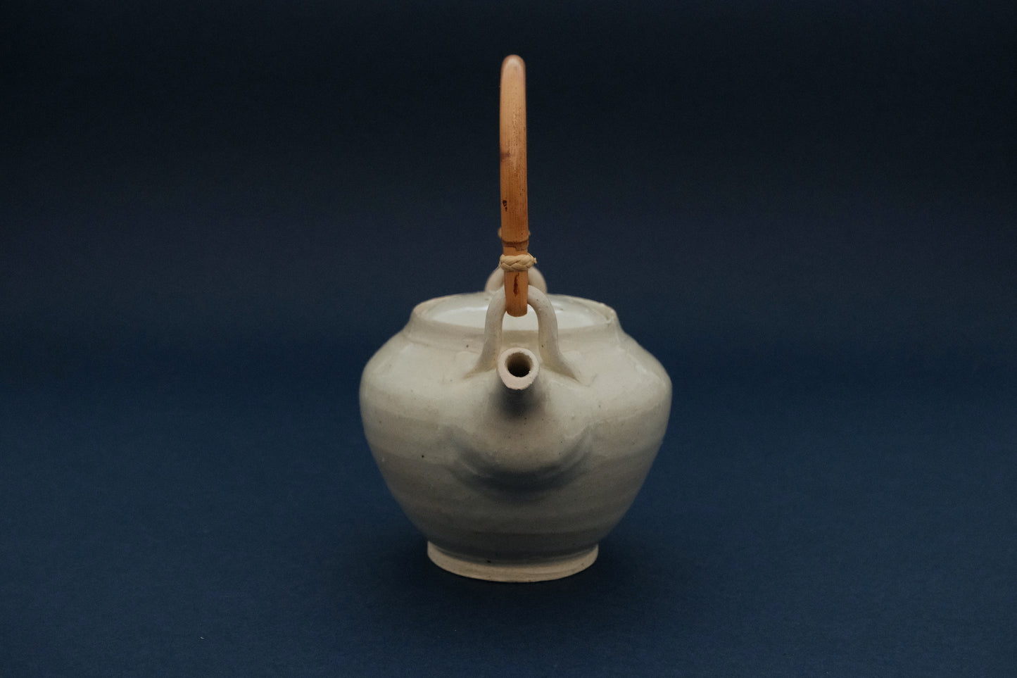 Azmaya Igayaki dobin teapot of 530 ml with a white glaze and a bamboo handle made at the Kōbō kiln in Mie