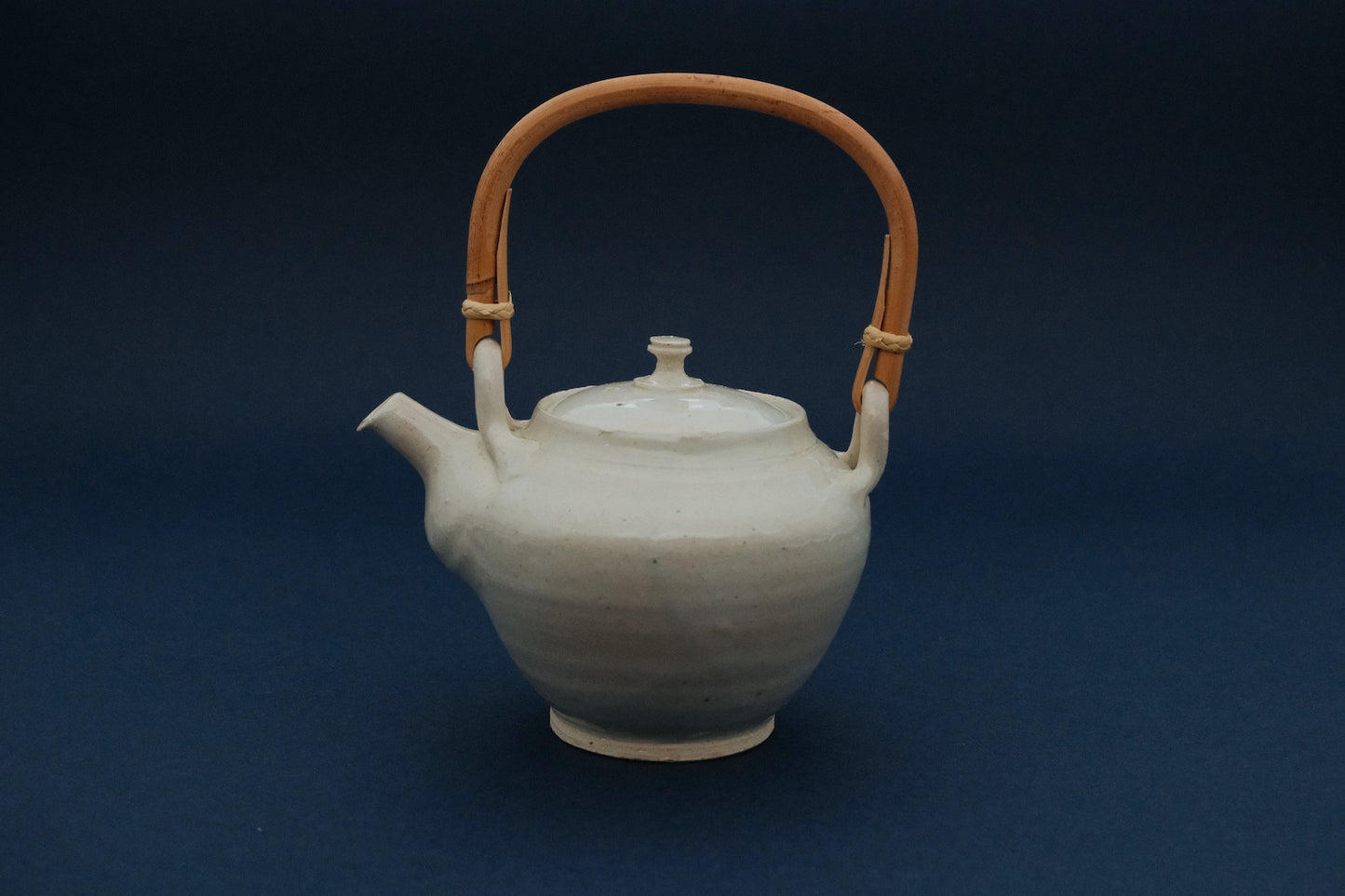 Azmaya Igayaki dobin teapot of 530 ml with a white glaze and a bamboo handle made at the Kōbō kiln in Mie