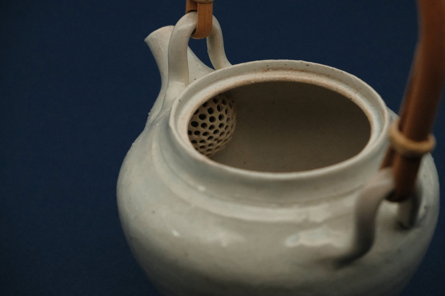 Azmaya Igayaki dobin teapot of 530 ml with a white glaze and a bamboo handle made at the Kōbō kiln in Mie