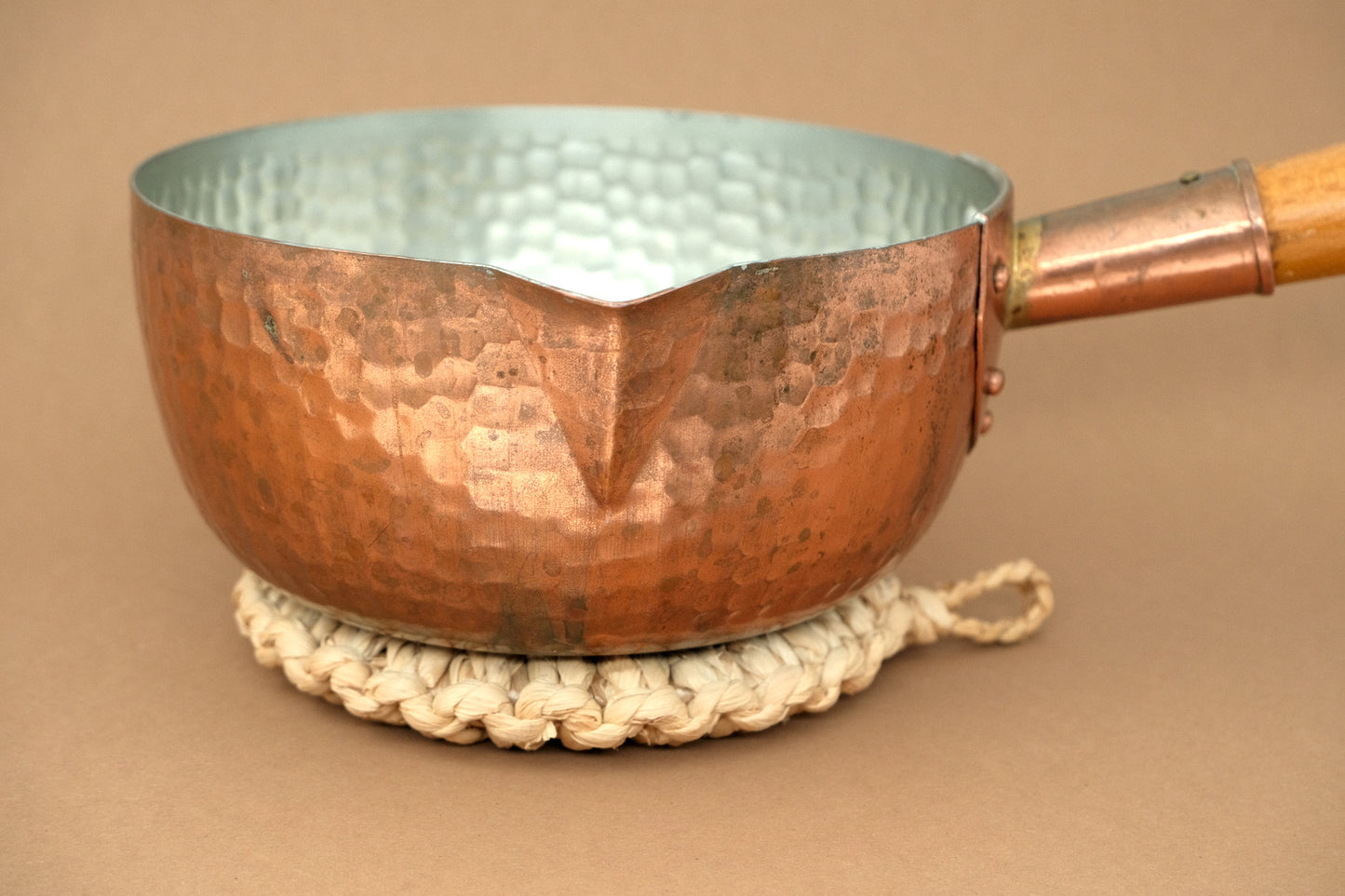 Nabeshiki pot stand made of sorghum bicolor