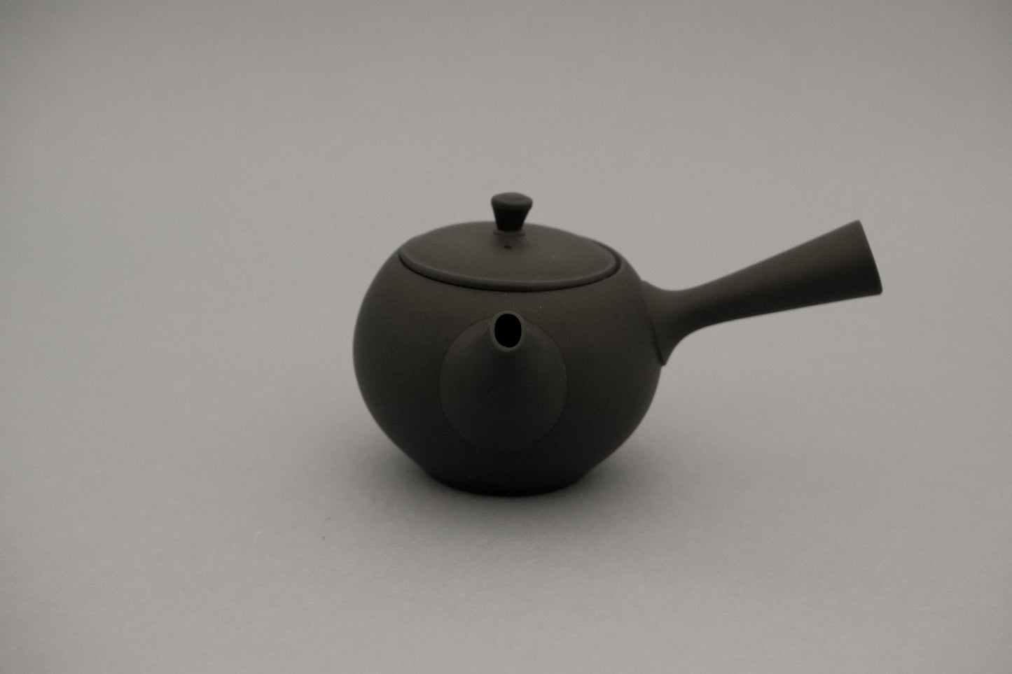 Azmaya round Tokoname ware yokote kyusu teapot of 225 ml made by Takasuke Toen in Aichi