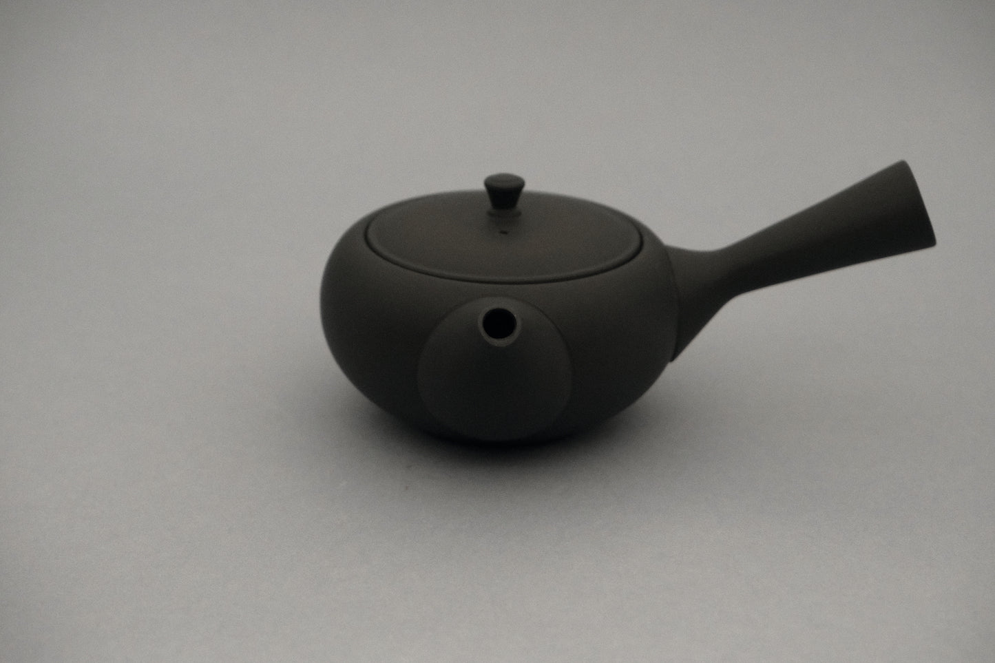 Azmaya flat Tokoname ware yokote kyusu teapot of 300 ml made by Takasuke Toen in Aichi