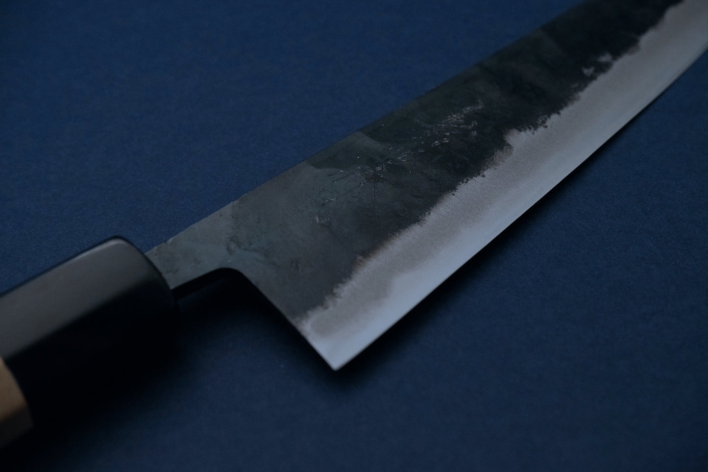 Yoshihiro RGB blauw 2 kurouchi gyuto 210 met een achthoekig handvat van ho-hout en buffelhoorn