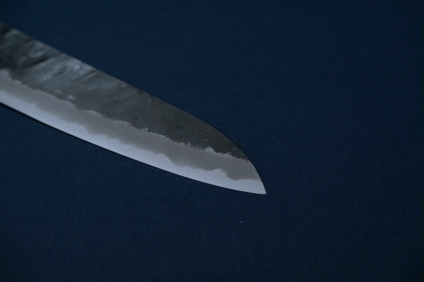 Yoshihiro RGB blauw 2 kurouchi gyuto 210 met een achthoekig handvat van ho-hout en buffelhoorn