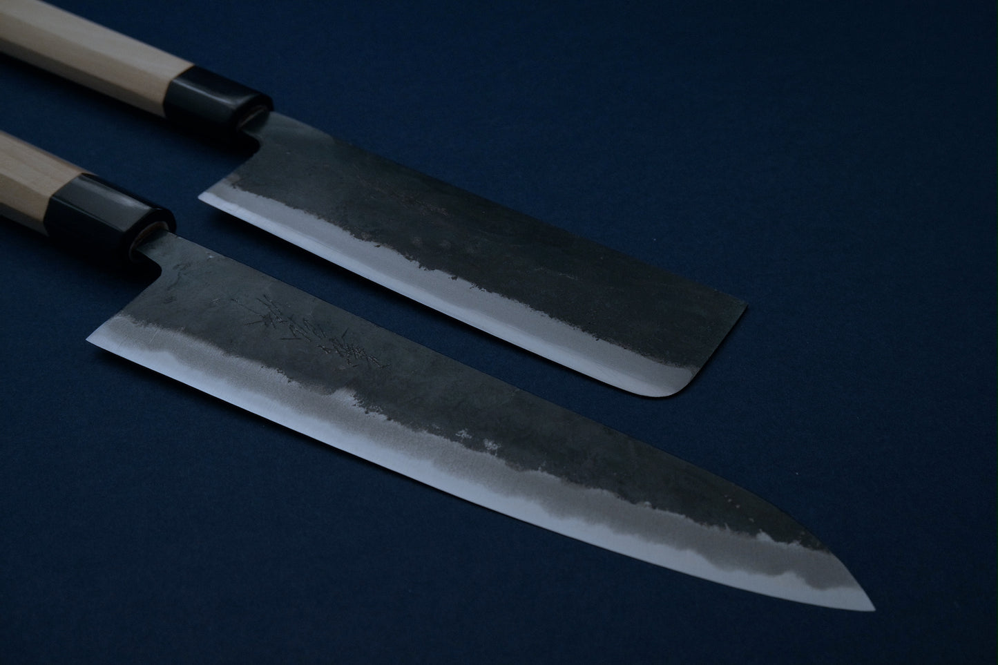 Yoshihiro RGB blauw 2 kurouchi gyuto 210 met een achthoekig handvat van ho-hout en buffelhoorn